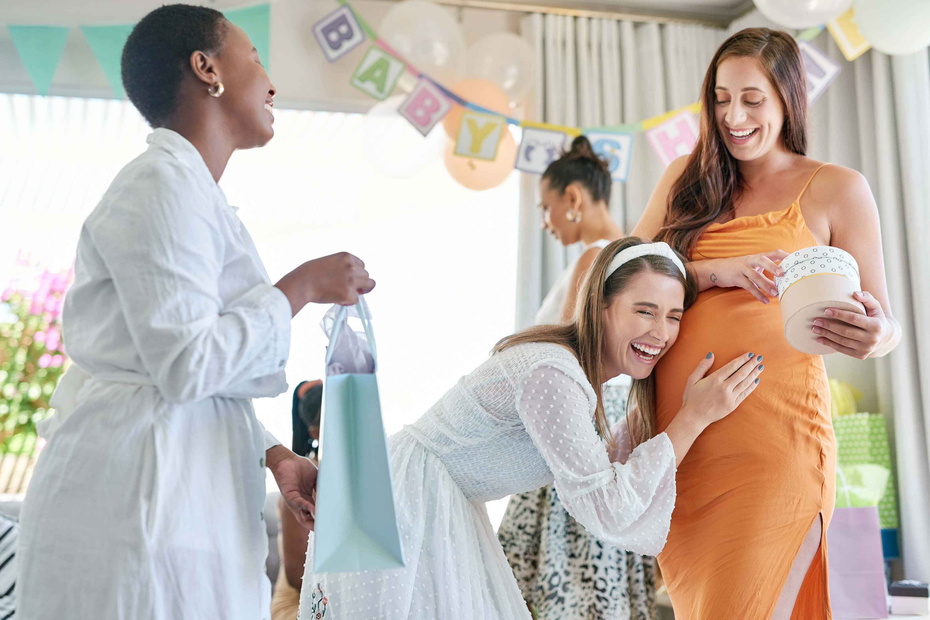 Babyparty mit glücklicher Schwangeren und ihren Gästen