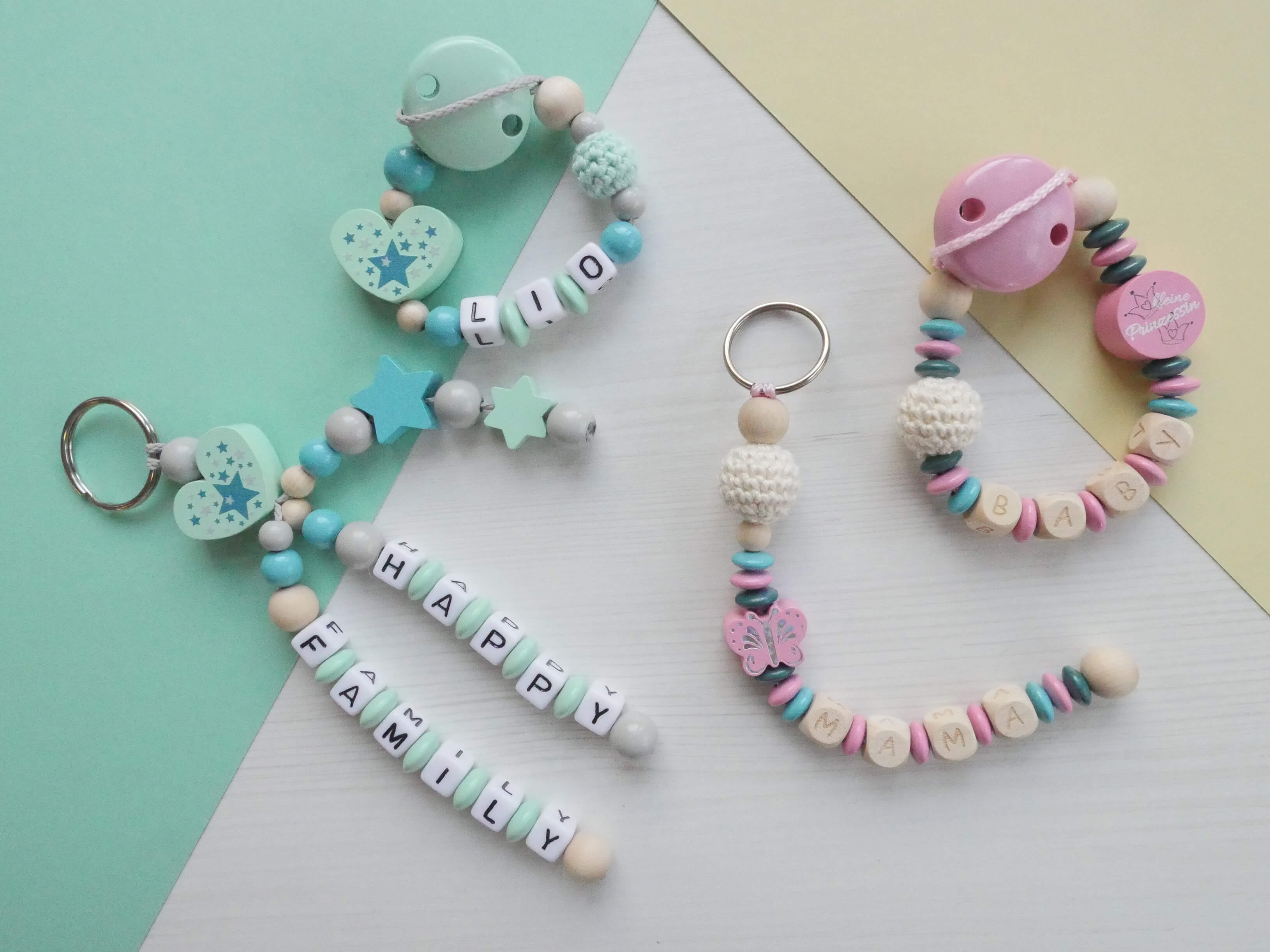 personalisiertes Geschenkset aus selbstdesignte Schnullerkette mit Namen und Schlüsselanhänger