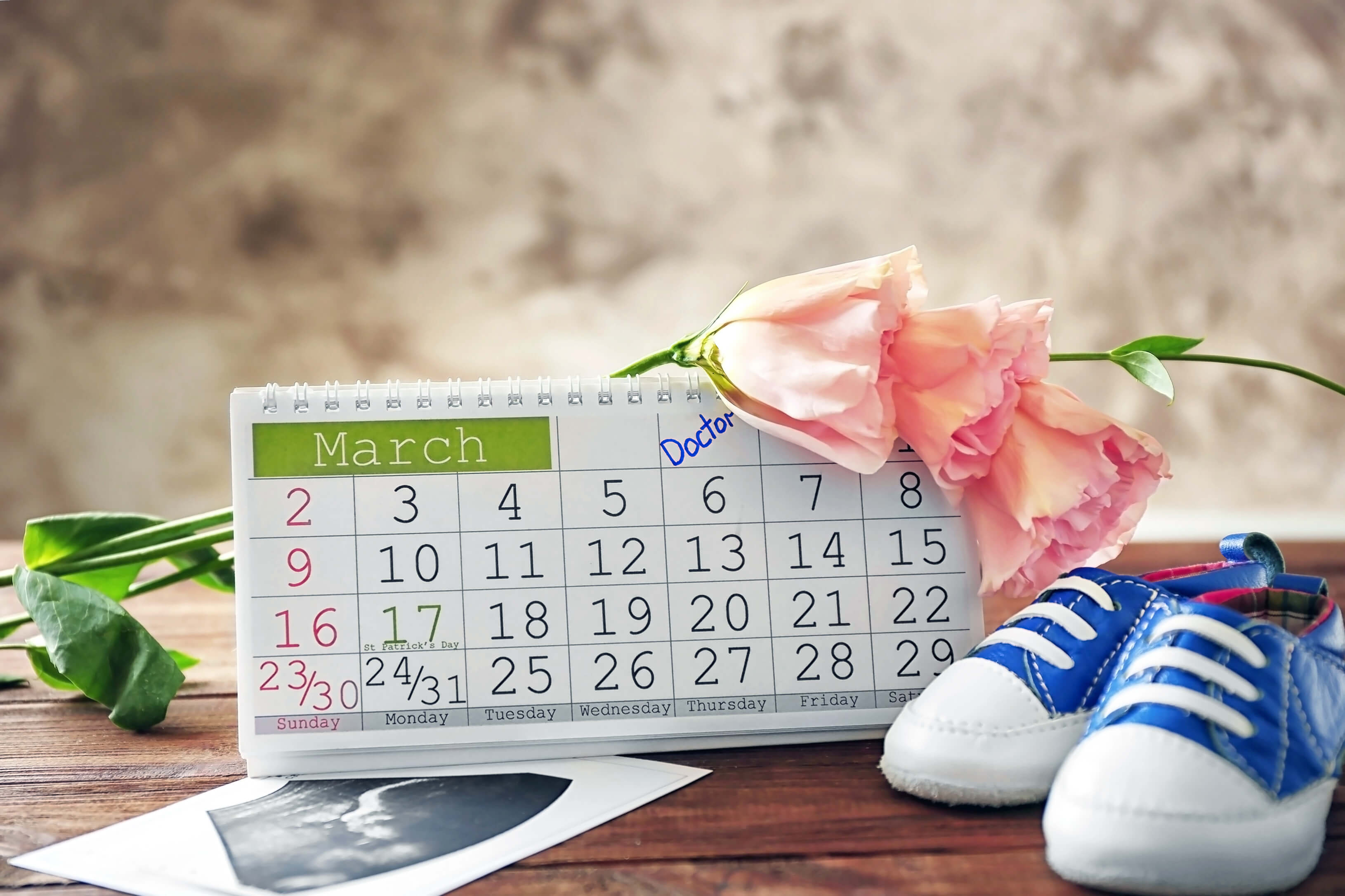 Kalender, Ultraschallbild und Babyschuhe: Geburtsterminrechner